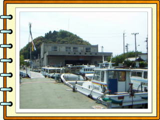 “沖島漁港の桟橋から”